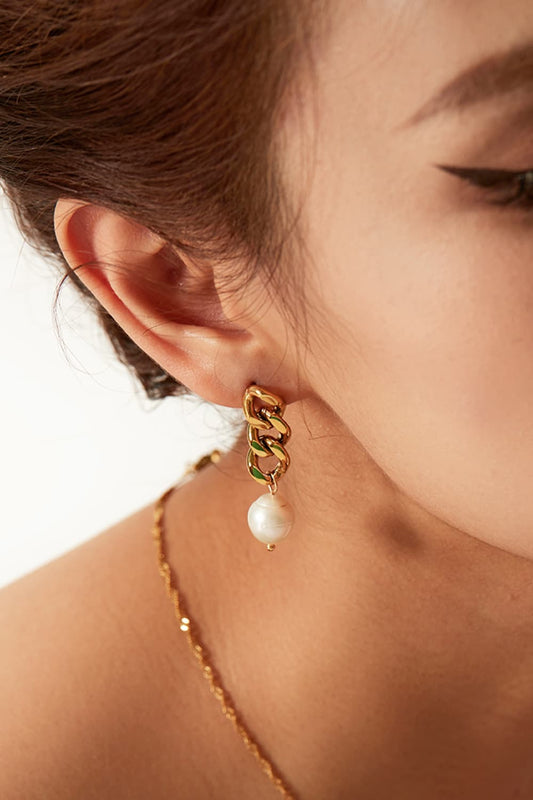 Pearl earrings stainless steel detail