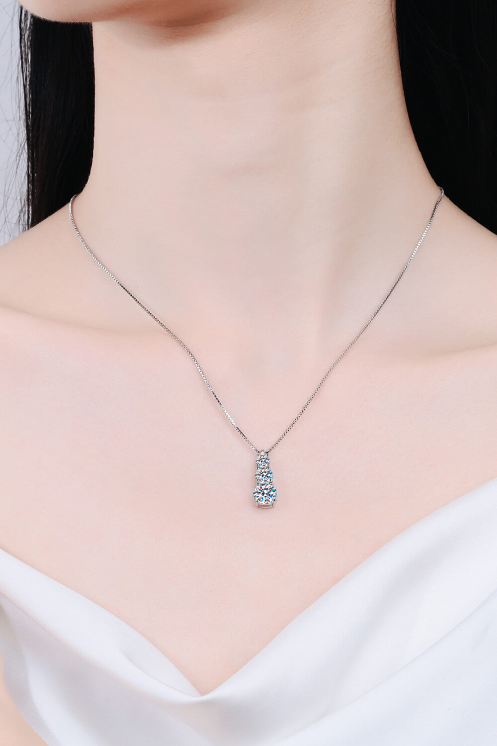 Triple pendant necklace detail